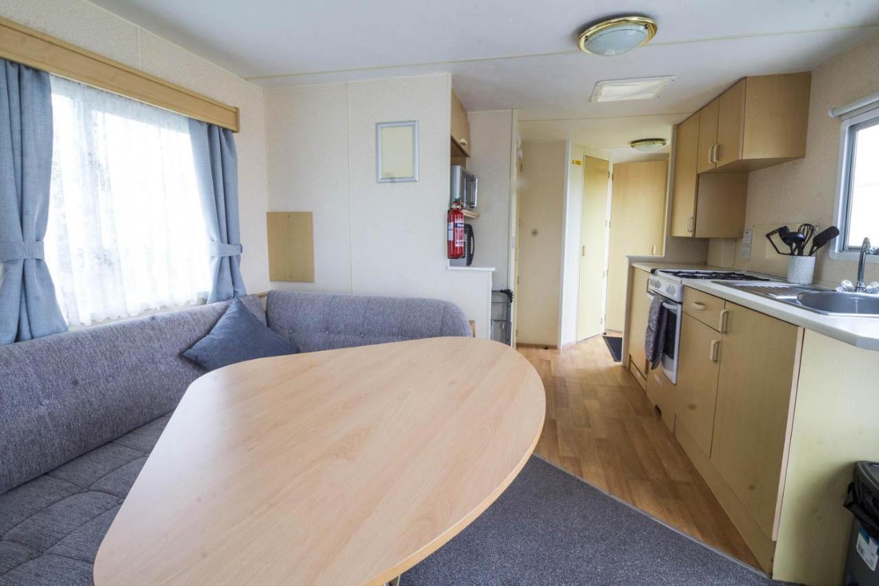 6 Berth Caravan For Hire At Manor Park Holiday Park In Norfolk Ref 23025T Hunstanton Exterior foto